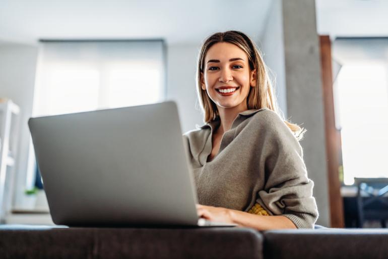 Mujer sonriendo frente a un computador